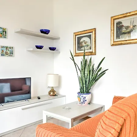 Climb, Cruise & Dine Como, Cleaning Included Apartment