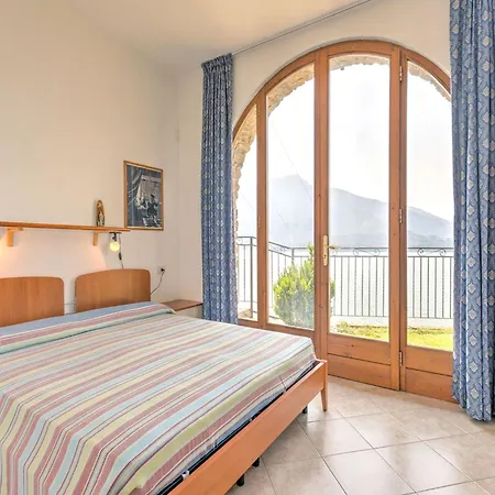 Climb, Cruise & Dine Como, Cleaning Included Apartment